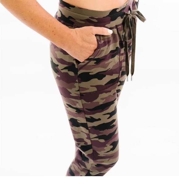 Zyia purple camo joggers pocket unwind sz M comfort fitness casual - Picture 1 of 10